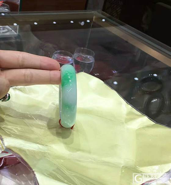 白底青镯子,想要几个_手镯翡翠