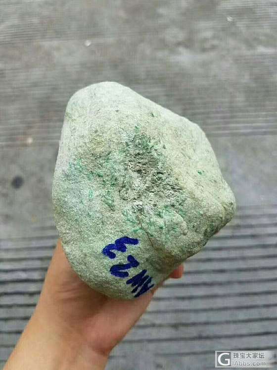 RA23.老坑木那色料，种老色阳，​色水长，全身都有飘绿花，没什么裂，赌大涨的料..._赌石