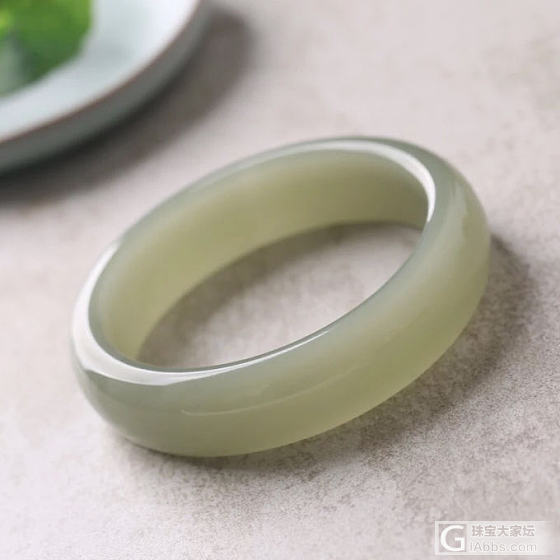 请大家帮我看看这个镯，这是青白籽料吗？_手镯和田玉