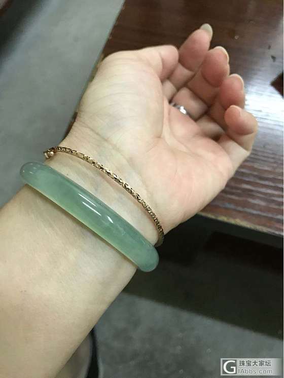 请大神们看看我新入的镯子，是晴水冰种吗？照片是室外拍的，自然光线_手镯翡翠