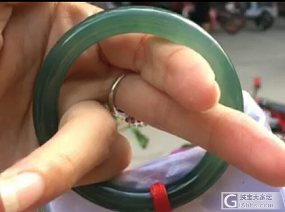 卖家照片和我自己拍的怎么差那么多？冰种变成了油青实在接受不了_手镯翡翠