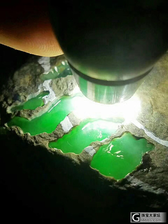 RG97莫西沙老象皮冰阳绿，种老色阳戒面级别，皮壳相当漂亮全身不漏一点种水，可赌..._翡翠赌石