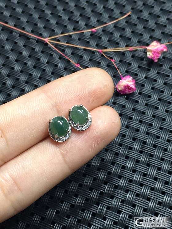 925银镶翡翠，精美耳钉，款式简单大气，戒面饱满，水润光泽，品相完美，女人必备单..._耳坠