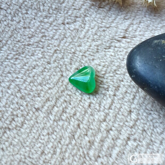 飘花阳绿小心心_蛋面翡翠