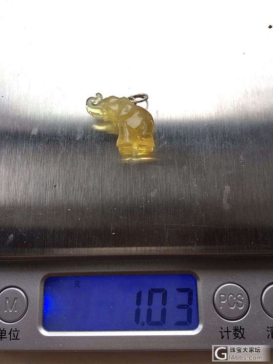 出几件琥珀，大象兔子是老外雕的_珠串挂件琥珀