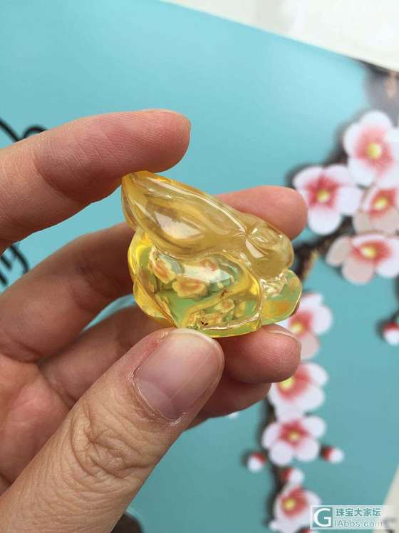 出几件琥珀，大象兔子是老外雕的_珠串挂件琥珀