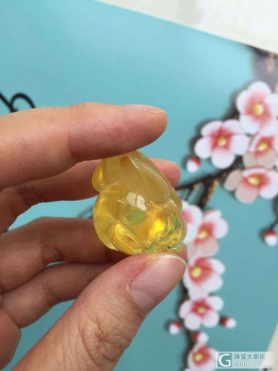 出几件琥珀，大象兔子是老外雕的_珠串挂件琥珀