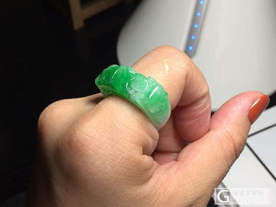 新染的指甲颜色很喜欢，实物是便橙色的。_翡翠