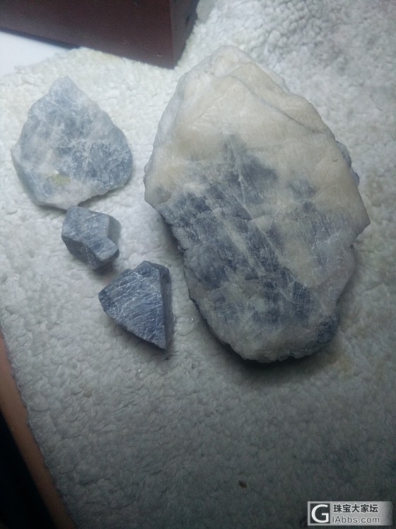 前辈们这种钻石原石是怎么形成的，为什么这种光线折射在原石上有方向性