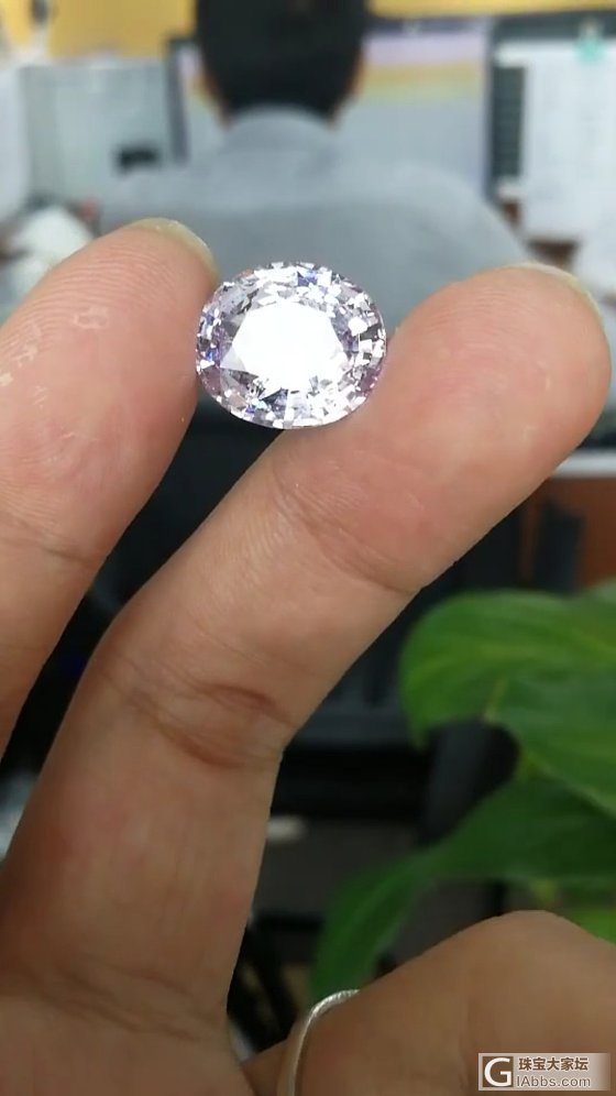这个颗白尖晶如何？_刻面宝石尖晶石