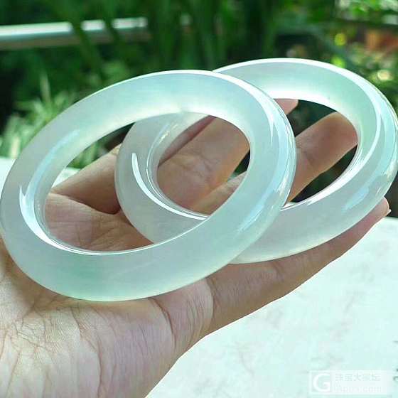 翡翠A货高冰种圆条精美手镯一对_手镯翡翠