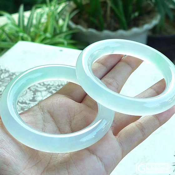 翡翠A货高冰种圆条精美手镯一对_手镯翡翠