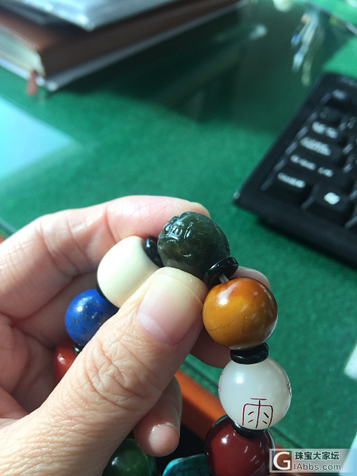 随手拍多宝上的两颗珠子_和田玉