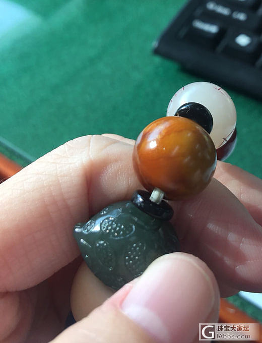 随手拍多宝上的两颗珠子_和田玉