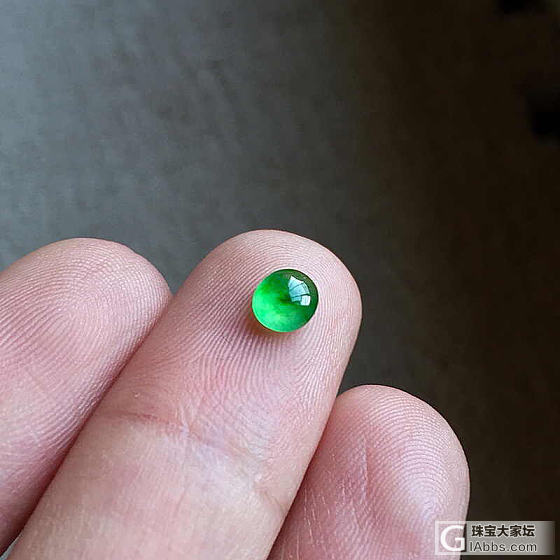 非常亮丽的小蛋蛋哦_翡翠