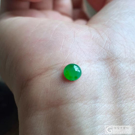 阳绿蛋面，镶小尾戒非常抢眼的_蛋面翡翠