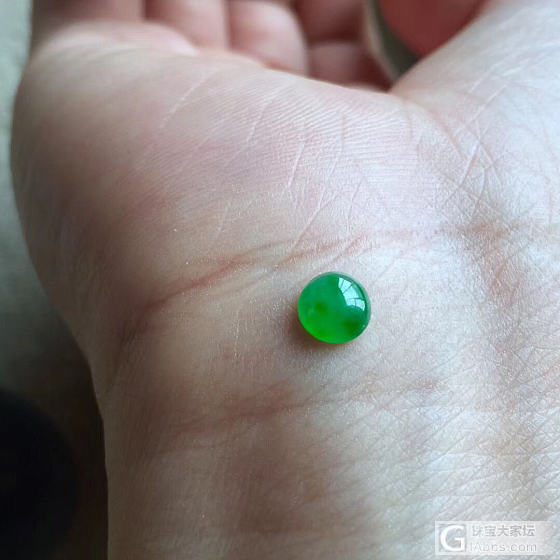 阳绿蛋面，镶小尾戒非常抢眼的_蛋面翡翠