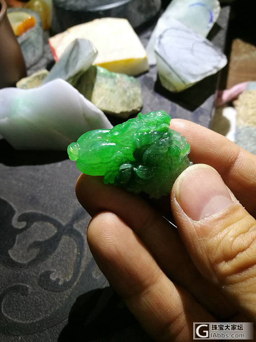 老公在朋友鼓动下开了一块石头，做好送给我。石头8000，工加上扣大概1000。_赌石翡翠