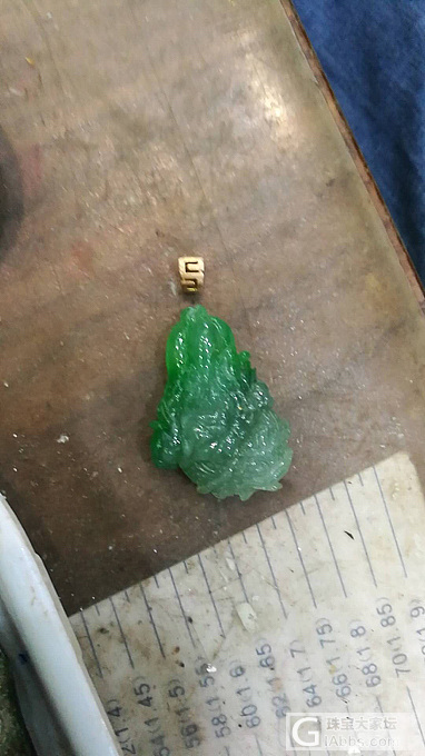 老公在朋友鼓动下开了一块石头，做好送给我。石头8000，工加上扣大概1000。_赌石翡翠