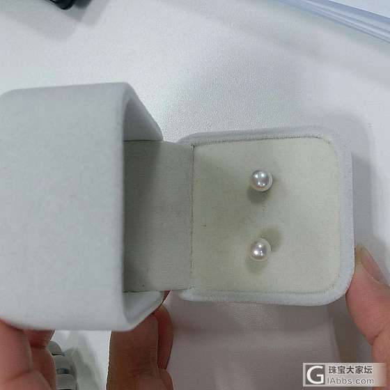 出两个便宜的珍珠耳钉。_耳钉珍珠