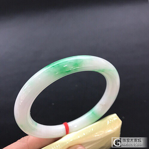 辣色白底青圆条翡翠手镯_手镯翡翠
