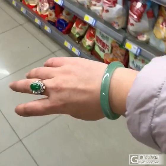 理想型镯子，水润又带色_手镯翡翠
