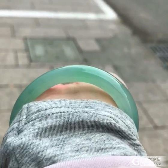理想型镯子，水润又带色_手镯翡翠