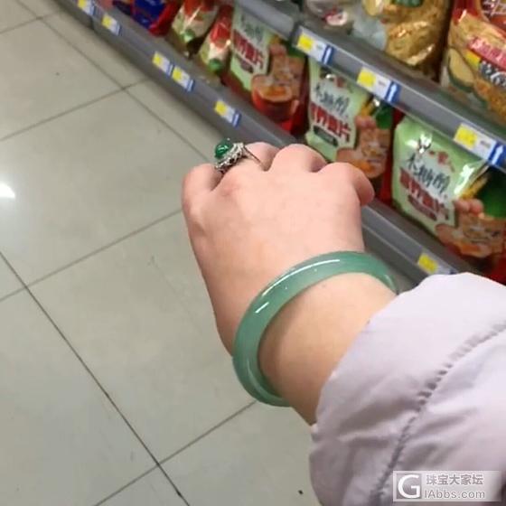 理想型镯子，水润又带色_手镯翡翠