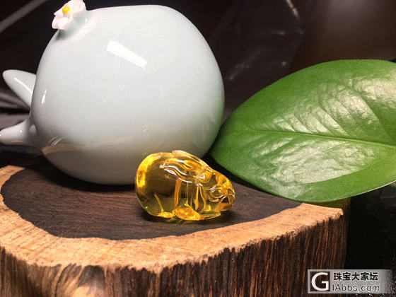 分享蜜蜡雕刻件都是卡通萌物孙大圣海马象神雀羽三不猴等_雕刻琥珀蜜蜡