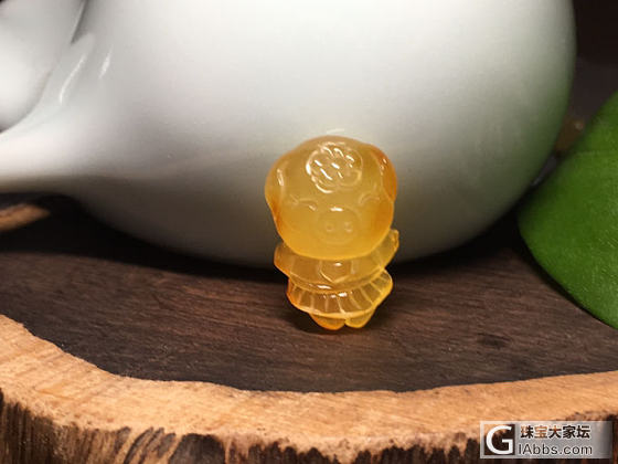 分享蜜蜡雕刻件都是卡通萌物孙大圣海马象神雀羽三不猴等_雕刻琥珀蜜蜡