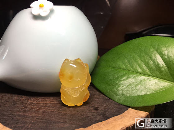 分享蜜蜡雕刻件都是卡通萌物孙大圣海马象神雀羽三不猴等_雕刻琥珀蜜蜡