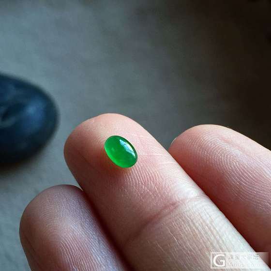 一枚阳绿小蛋面_翡翠蛋面