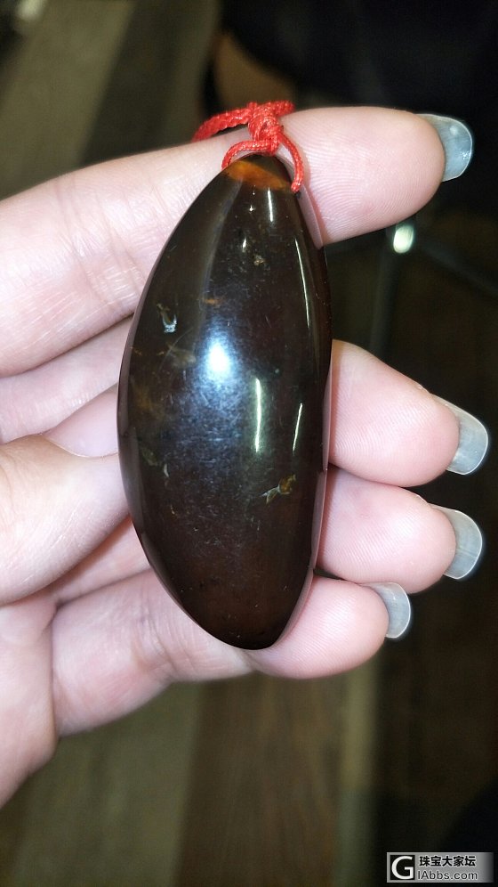 缅甸综珀，在阳光下看透明，实物是在室内拍带微紫色，综珀带少少杂质，是综珀毛料打磨..._挂件琥珀