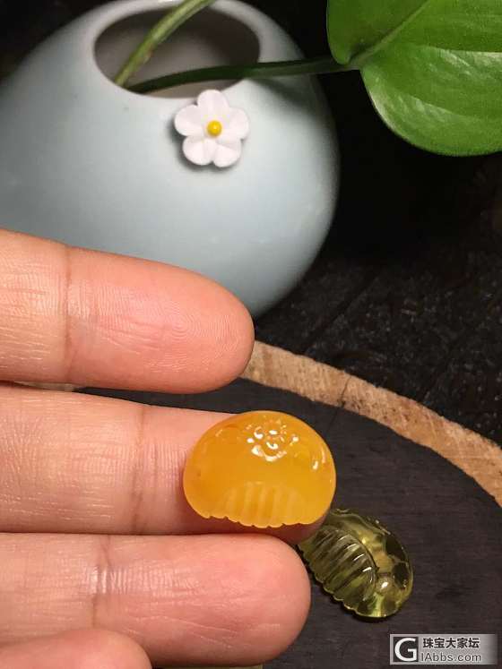 仿照周生生和潮宏基山寨了蜜蜡狗狗_挂件琥珀蜜蜡