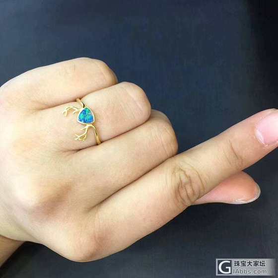 【圣诞礼物提前预定】
🎊18k金镶嵌澳洲欧泊+钻石💎小鹿戒指💍。
秒杀价:130..._戒指欧泊