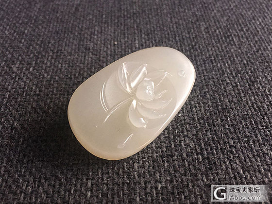 【喆熙美玉】19克满皮精工荷花_牌子和田玉
