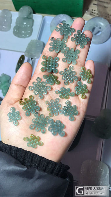 最近红翡很流行，有人喜欢吗_戒面翡翠