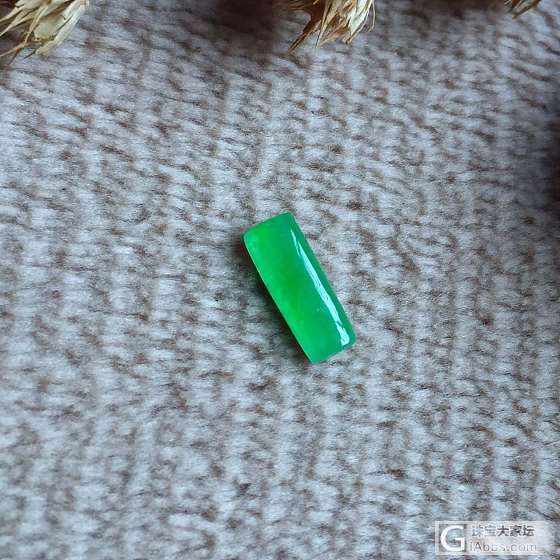 起光甜美马鞍_蛋面翡翠