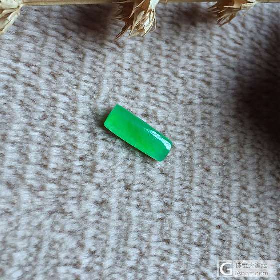 起光甜美马鞍_蛋面翡翠