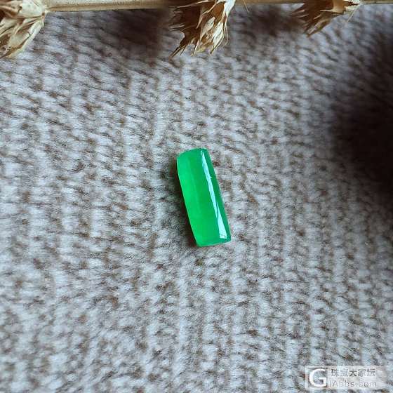 起光甜美马鞍_蛋面翡翠