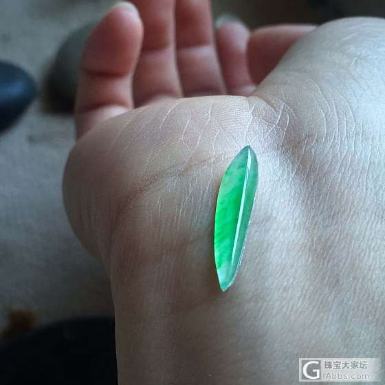 起光阳绿随形_挂件翡翠