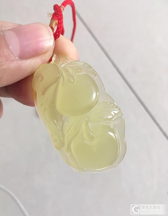 请大家帮忙看看这是个什么，朋友送的，说是给孩子戴着玩，不知道是什么东西。_挂件玉石