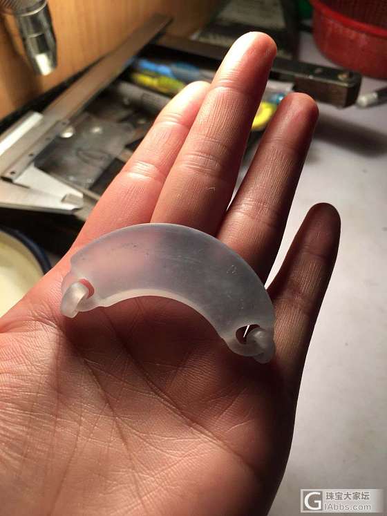 送工厂精细抛光中。。_挂件翡翠