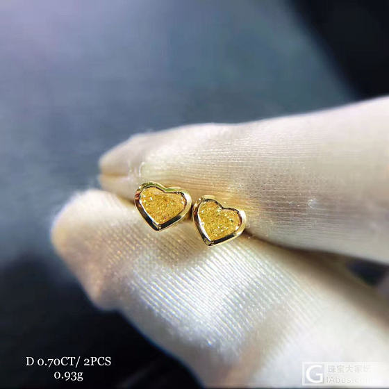 *成品黄钻*
新货2件，成品顶级艳彩效果。
1️⃣主石0.58CT 0.85g
2️⃣主..._耳钉彩钻