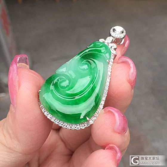 荧光绿如意翡翠吊坠_挂件翡翠