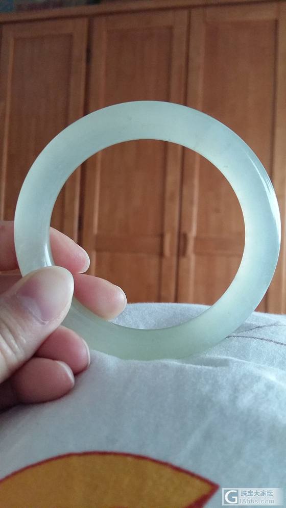 这个手镯如果闲置出的话，大概多少钱？手镯对光看里面有棉。_手镯翡翠