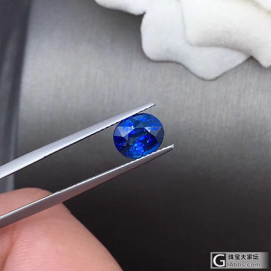 2.40克拉皇家蓝蓝宝石     
颜色漂亮        火彩十足      ..._蓝宝石刻面宝石