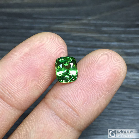 沙弗莱，2克拉，vivid green_刻面宝石沙弗莱