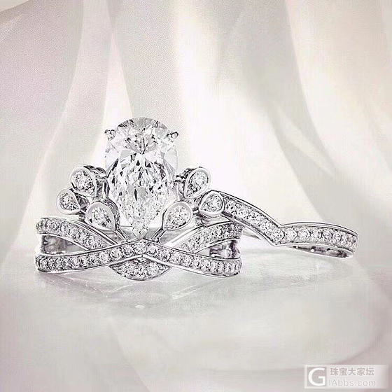 👀细节
Chaumet💍Josephine约瑟芬风格的钻冕是做了一系列延伸的：
..._莫桑石