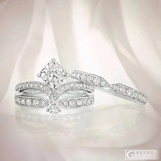 👀细节
Chaumet💍Josephine约瑟芬风格的钻冕是做了一系列延伸的：
..._莫桑石